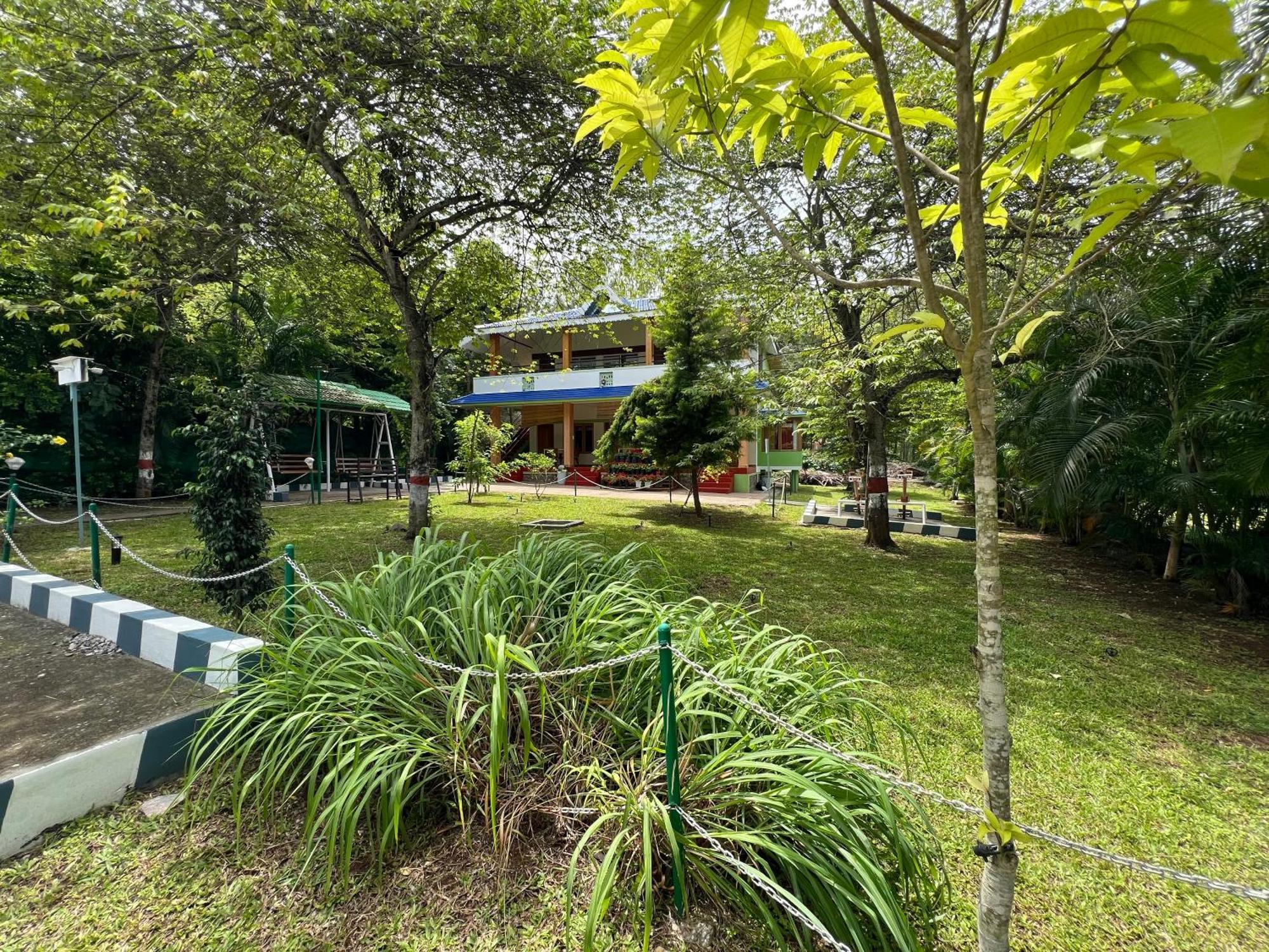 The Midway Jungle Resort Masinagudi Exterior photo